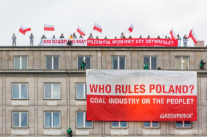 Greenpeace banner on Polish Ministry of Economy.  Photo: 350.org 